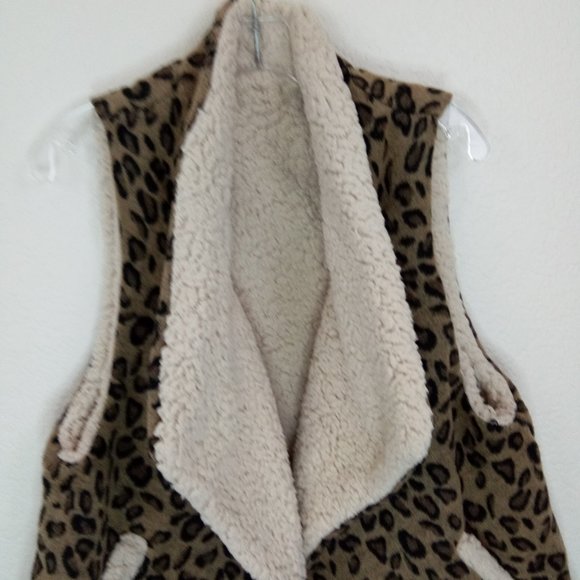 A Odiva Leopard Print Sherpa Lined Vest Cardigan - Picture 3 of 7